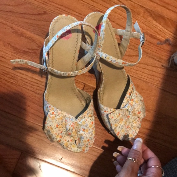 Beautiful size 8 floral cork screw wedges - Picture 3 of 4